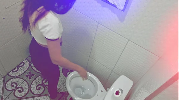 Fodida por um estranho no banheiro de um barzinho sem camisinha!