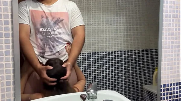 Antes de ir al cine con mi novio , tengo sexo con mi padrastro gordo de 46 años en el baño