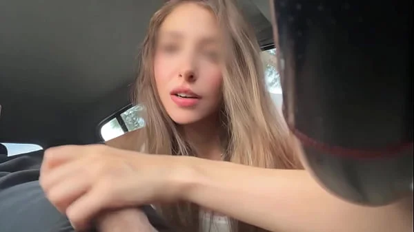 Un desconocido se asoma a la ventana para ver como chupo la polla a mi jefe en la hora de descanso