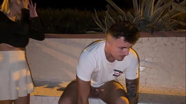 passeggio lungo mare e uno sconosciuto si accorge che non ho le mutande, video outdoor