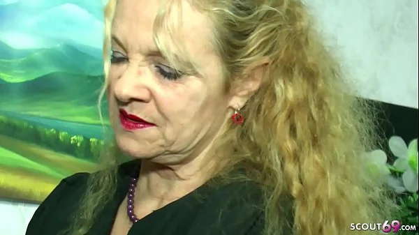 German - DEUTSCHE MILF HILFT ROTHAARIGER TOCHTER UND FREUND BEIM FICK