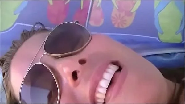 Se deja meter mano por extraño mientras el marido la graba en secreto Playa Nudista.  Nude beach voyeur