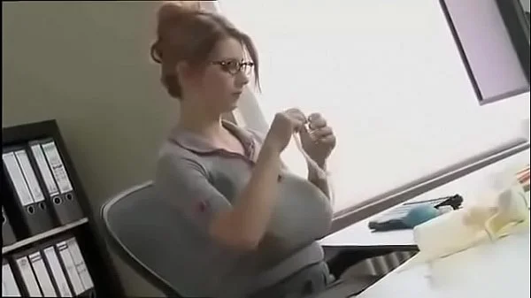 Mega tetona se saca la leche