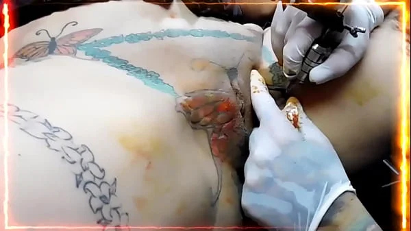 LE PINTAMOS EL CULO  Y LA CONCHA A LA PUTA , LA PREPARAMOS PARA  LAS PROXIMAS ORGIAS