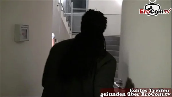 Deutscher riesenschwanz Neger fickt 2 Frauen im Treppenhaus im Dreier