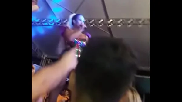 Valesca Popozuda mostra a buceta em show