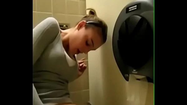 Quickly cum in the toilet