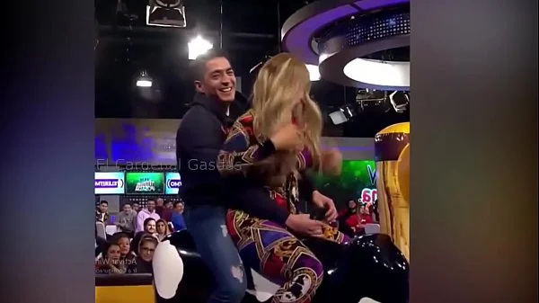 EYACULO EN SU CULO EN EL TORO MECANICO