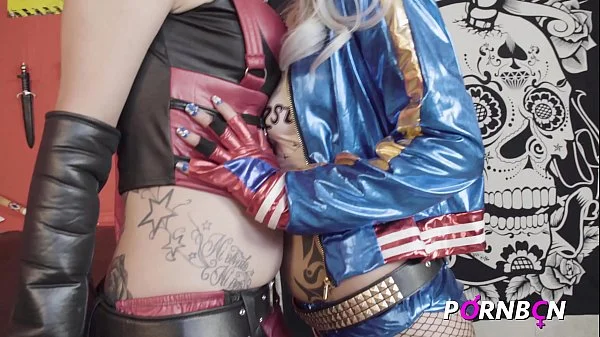 PORNBCN 4k Cosplay de trio jeune fille 2 lesbiennes Harley Quinn et une Joker dans une baise hard lesbienne et ffm video // Jeune Alberto Blanco avec sa big dick / big tits footjob lesbian hardcore blowjob french français sous titré fran&cce