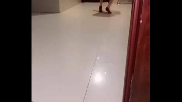 骚母狗喝尿敲邻居门