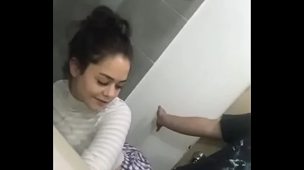 Jovencita hace un perreo