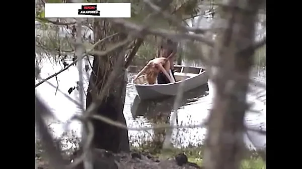 Homem escondido grava vídeo de esposa infiel gemendo e fazendo sexo com jardineiro, em canoa no lago