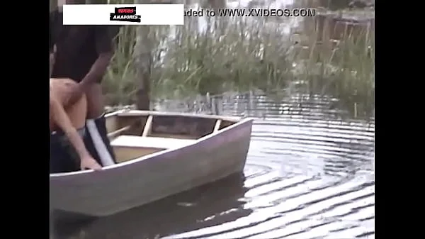 Homem escondido grava vídeo de esposa infiel gemendo e fazendo sexo com jardineiro, em canoa no lago