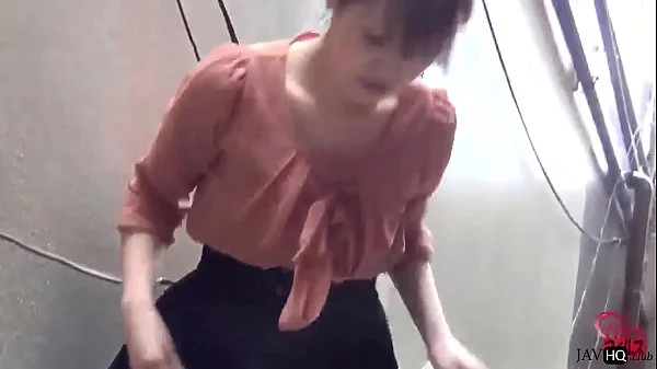 Desperate Japanese Pissing in Public