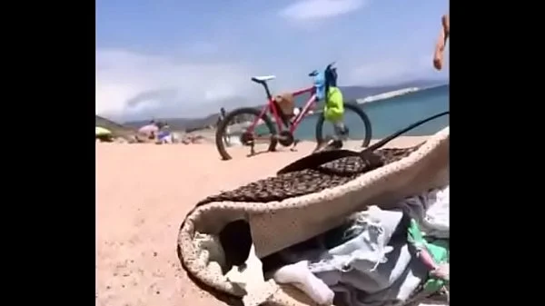 Par de viejas en playa exhibicionista