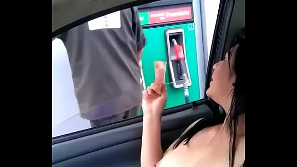 Cargando gasolina la puta de Alexxxa Milf con las tetas de fuera