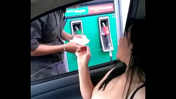 Cargando gasolina la puta de Alexxxa Milf con las tetas de fuera