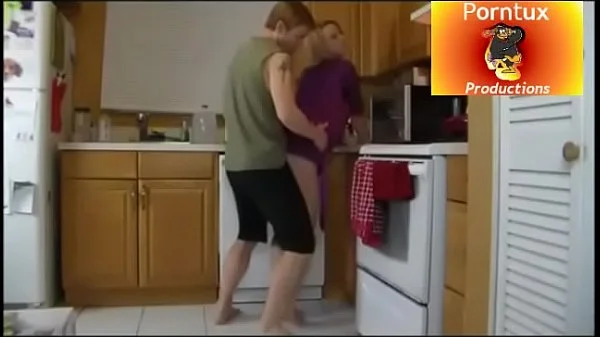 hijo se aprovecha de mama en la cocina