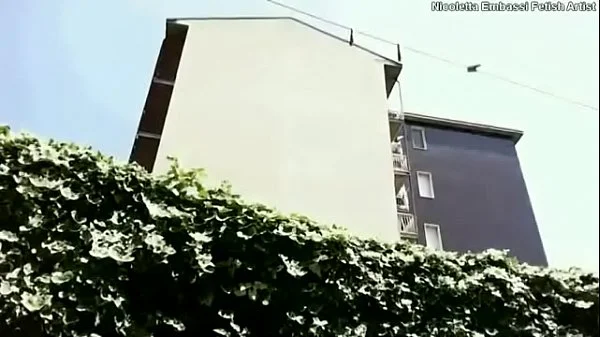 Il mio primo video registrato in giardino vieni a spiare come sono troia
