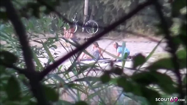 Voyeur wichst und guckt zu - Teen aus Berlin nach Party im Park gefickt