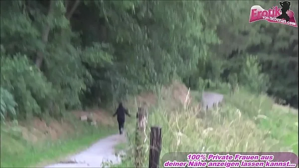 Türkische Muslim Mutter macht Usertreffen outdoor und lässt sich in den Mund Pissen