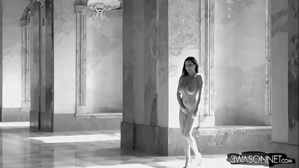 Ewa Sonnet Big Tits Walking