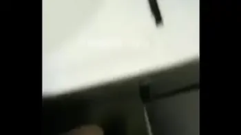 飞机上实在忍不住了就直接在厕所解决