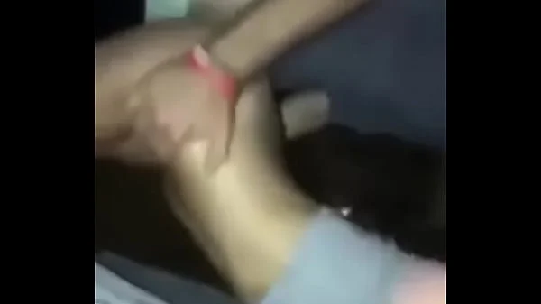 pareja difurtando en un establo al aire libre