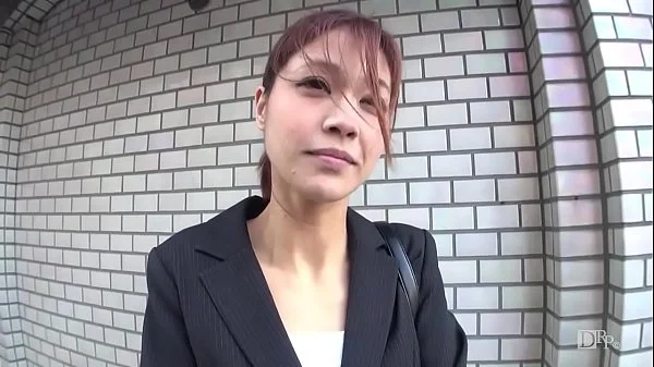 同僚と社内恋愛中の美人営業が男性の年配の顧客が多いので枕営業をしている疑いがあり問いただしてみたら白状したので家に誘って秘密にしておくことを引き換えに中出しさせてもらいました！　一ノ瀬蘭　1