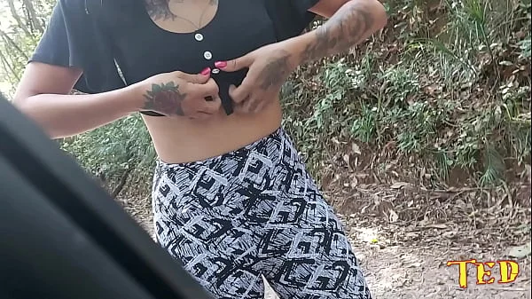 A safada fez xixi no meio da rua - Caroline Moraes