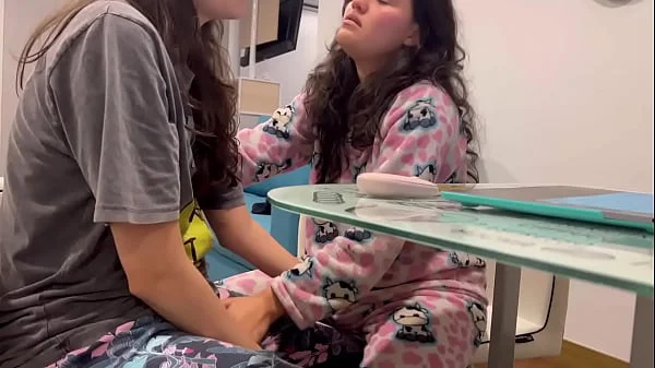 Me tocó la vagina mi amiga en casa de sus padres