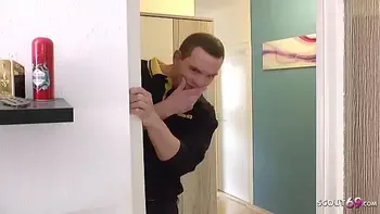 Postbote erwischt deutsches Teen Tight Tini und ueberredet sie zum Fick - German Teen