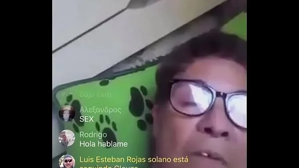 Velha mostrando o peito e passando a mão na xota na live