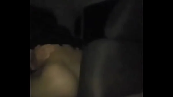 Marido dirigindo esposa sentando no dotado PODEROSO no banco de trás do carro pelas ruas da cidade