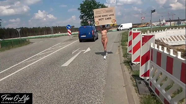 Nacktprotest vor Tesla Gigafactory Berlin Pornodreh gegen Elon Musk