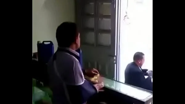 mamada rapida detras del mostrador