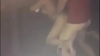 Esposa putinha na BALADA LIBERAL, transando no camarote com novinho. Depois foi pegar uma bebida no bar outro amigo pegou ela apoiada no balcão do bar. Cornodapimenta filmando tudo.