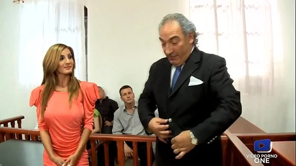 Ces belles salopes se font baiser devant le juge au tribunal