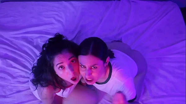 EMME WHITE E LISXXX, DUAS MORENAS GOSTOSAS CHUPANDO UM DILDO EM POV ENQUANTO GUIAM A SUA PUNHETA