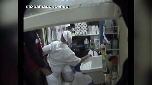 Motoboy faz sexo com faxineira de restaurante entre uma entrega e outra
