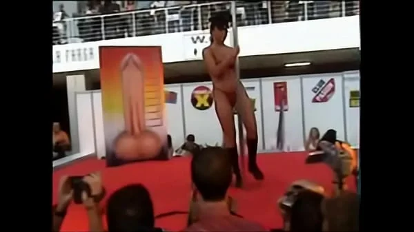 Festival erótico porno de Barcelona 2003 - Tania -Striptease integral xxx