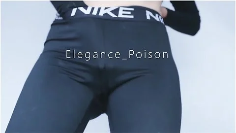 She Masturbates In Her Leggin In The Lockers Of The Sports Room