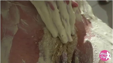 Petit Essai Dargile Blanche Sous La Douche