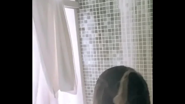 Anitta Vaza Seios Enquanto Toma Banho