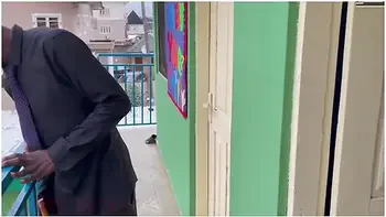 Teacher Caught Bad student 18+ Smoking And Dancing In The Classroom And He Her For A Hardcore Sex. Un Professeur A Surpris Un Mauvais Eleve En Fumer Et Danser Dans La Salle De Classe Et Il La Fait