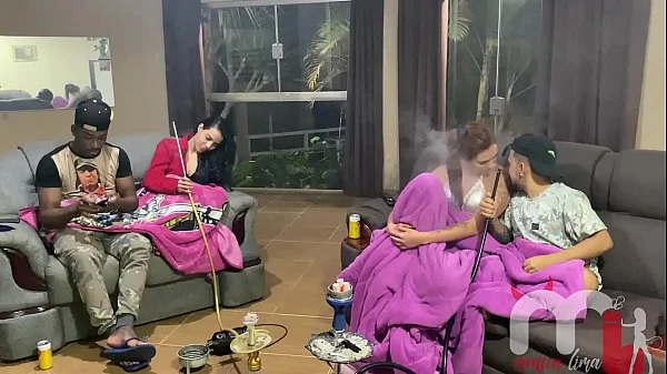 O anão adormeceu e sua namorada acabou caindo na putaria e deu a bucetinha para o pau preto grande. (AMOR E SEXO - Karen Oliver - Pistolinha Ator - Casal Porra Loka)