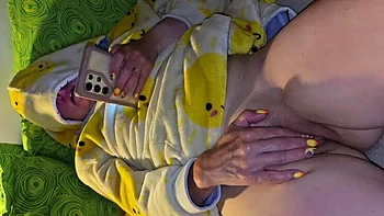 Juicy MILF Rubbing Clit And Pussy Makes Her Cunt Flow With Juices