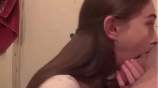 Essa vadia adora engolir um pau duro