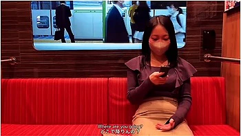 電車て制服姿の彼女と濃厚えっち こっそり触り合いなから丸見えセックスてイキすきる素人カッフル　日本人 コスフレ 手マン クンニ 立ちハック 連続絶頂 アクメ 野外露出 えむゆみカッフル