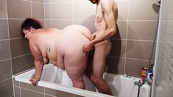 Milf Abricot Sucree Sloppy Blowjob & Doggystyle Orgasm in Bathroom Shower